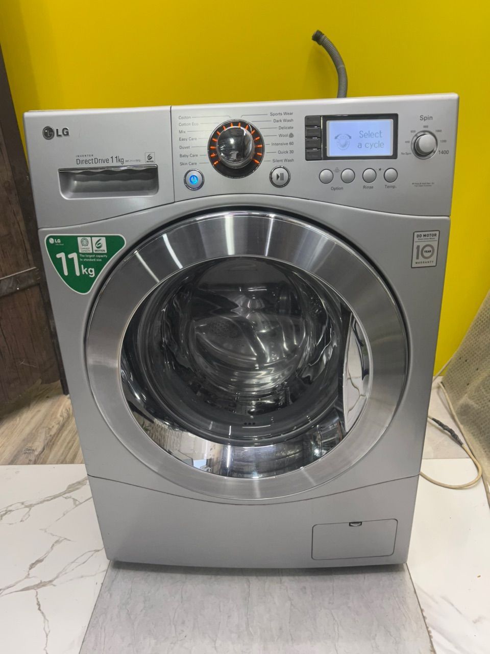 ماشین لباسشویی ال جی درب بزرگ مدل wd8558 صفحه ال ای دی 11کیلو
